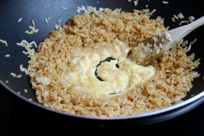 making egg fried rice